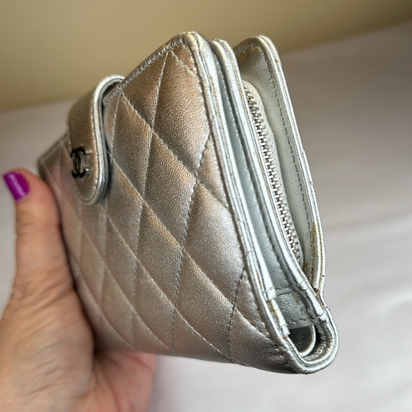 CHANEL CC Metallic Silver Snap Closure Med., Box, Made in Italy, Series #15 2011 - Picture 11 of 17